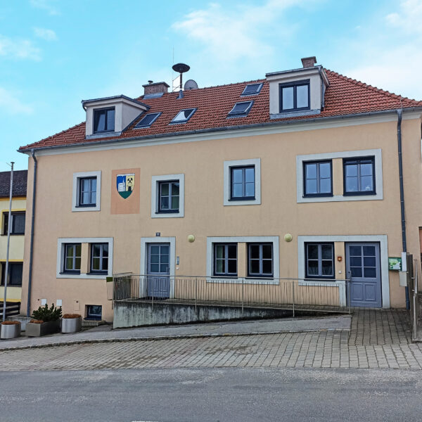 Das Projekt schafft einen neuen, lebendigen Treffpunkt im Ortszentrum und erhöht damit Lebensqualität und Attraktivität des Ortskerns und stärkt die Gemeinschaft nachhaltig.