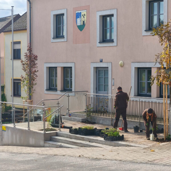 Das Projekt schafft einen neuen, lebendigen Treffpunkt im Ortszentrum und erhöht damit Lebensqualität und Attraktivität des Ortskerns und stärkt die Gemeinschaft nachhaltig.