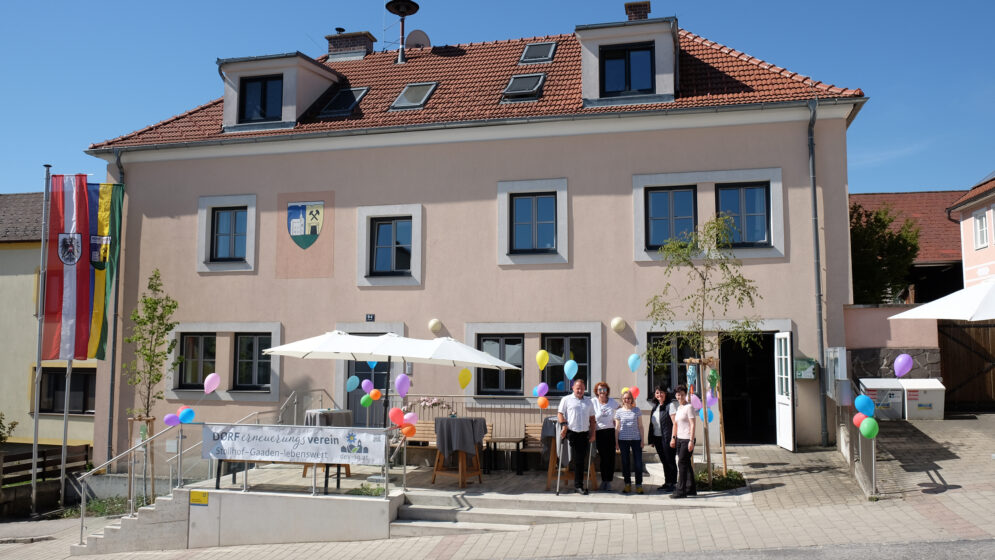 Das Projekt schafft einen neuen, lebendigen Treffpunkt im Ortszentrum und erhöht damit Lebensqualität und Attraktivität des Ortskerns und stärkt die Gemeinschaft nachhaltig.