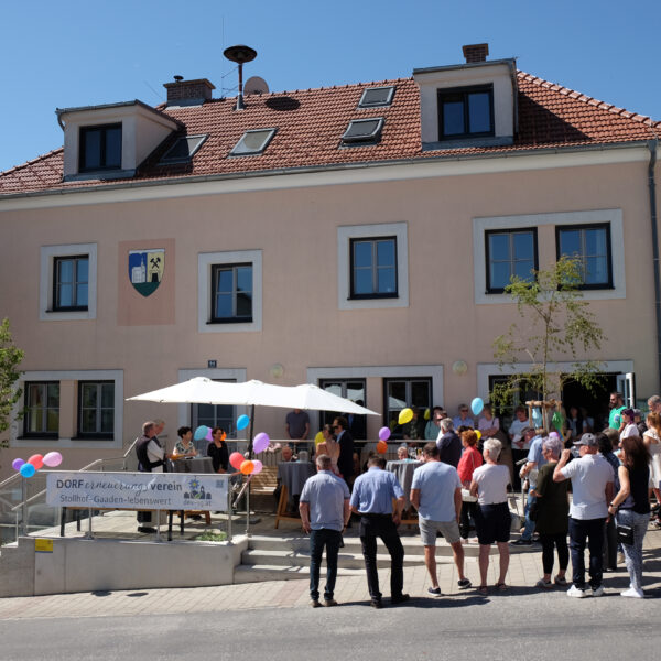 Das Projekt schafft einen neuen, lebendigen Treffpunkt im Ortszentrum und erhöht damit Lebensqualität und Attraktivität des Ortskerns und stärkt die Gemeinschaft nachhaltig.