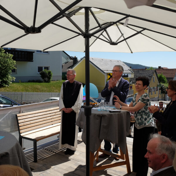 Das Projekt schafft einen neuen, lebendigen Treffpunkt im Ortszentrum und erhöht damit Lebensqualität und Attraktivität des Ortskerns und stärkt die Gemeinschaft nachhaltig.