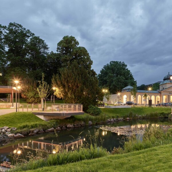 Schloss mit Vorplatz bei Nacht
