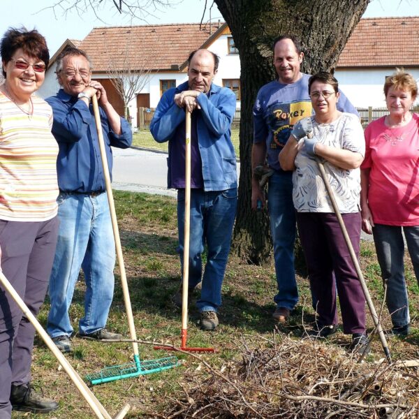 Sitendorferinnen und Sittendorfer helfen bei der alljährlichen Flurreinigung mit.