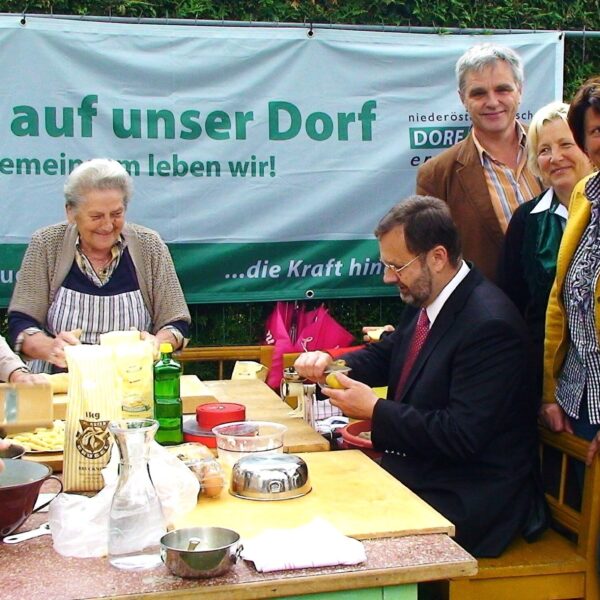 Zahlreiche Ehrengäste kamen zum Schaukochen in Walkersdorf.