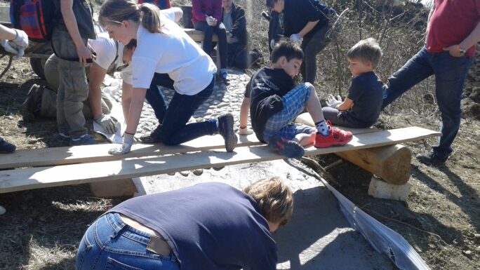 Im Zuge der Leitbilderstellung mit Dorfgesprächen für die Gemeinde Hennersdorf Ende des Jahres 2023 wurde die Idee geboren, solche „Gespräche“ auch mit Kindern abzuhalten, um deren Anliegen und Wünsche festzuhalten.