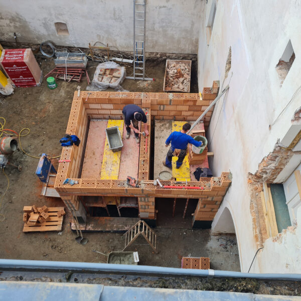 Das Multifunktionszentrum Groß Gerungs zeigt, wie Vision nachhaltige Entwicklung schafft: Revitalisierung, Nahversorgung und Gemeinschaft beleben den Ortskern für die Zukunft.