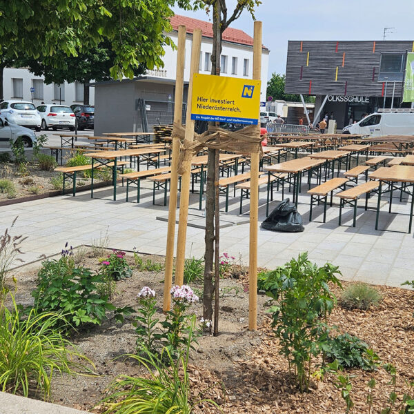 Fördertafel am neugestalteten Vorplatz K9