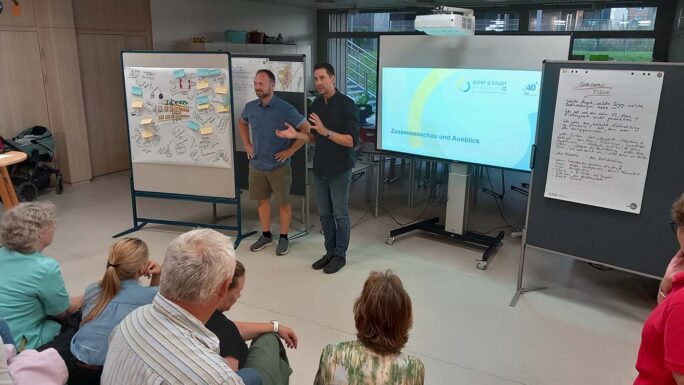 Rund 30 interessierte Gäste diskutierten über mögliche Konzepte zur Ortskernentwicklung in Asperhofen.