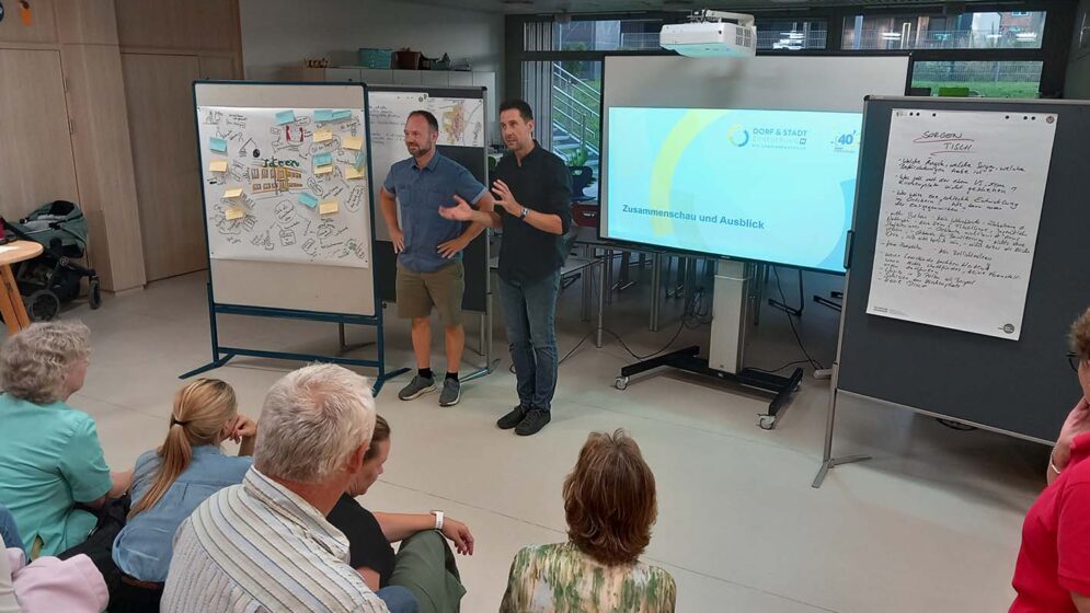 Rund 30 interessierte Gäste diskutierten über mögliche Konzepte zur Ortskernentwicklung in Asperhofen.