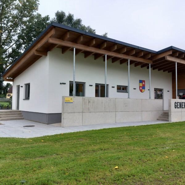 Der Generationentreff Schwarzenau zeigt eindrucksvoll, wie aus einem leerstehenden Gebäude durch Mitwirkung, Ausdauer und gemeinschaftliches Engagement ein lebendiger Ort des Miteinanders entstehen kann – ein echtes Best-Practice-Projekt der Dorf- & Stadterneuerung.