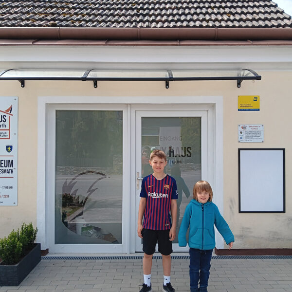 Fuxhaus-mit-Fridolin-und-Moritz-Raunikar