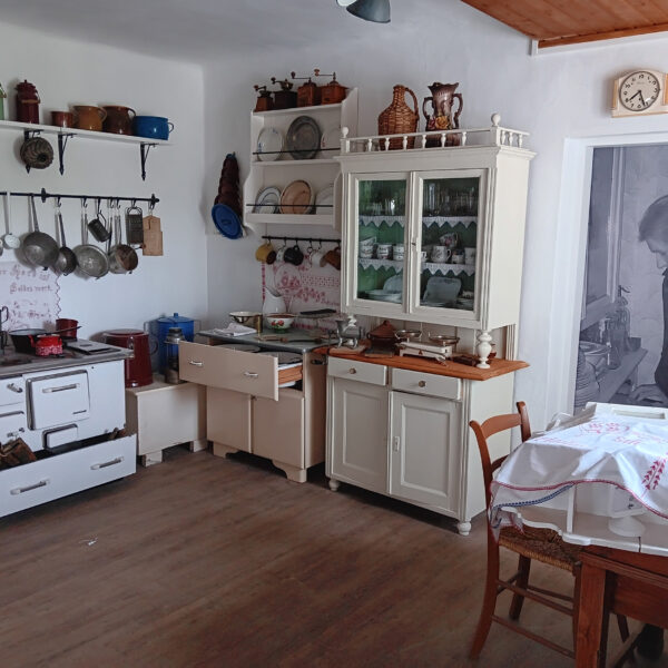 Exponate einer historischen Küche im Heimatmuseum im Fuxhaus