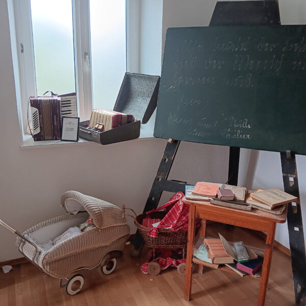 Exponate eines Kinderzimmers im Heimatmuseum im Fuxhaus