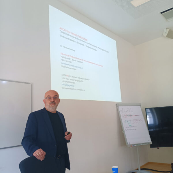 Mit großem Interesse verfolgten rund 20 Teilnehmerinnen und Teilnehmer das dritte Modul des Lehrgang Baukultur an der Universität für Weiterbildung in Krems.