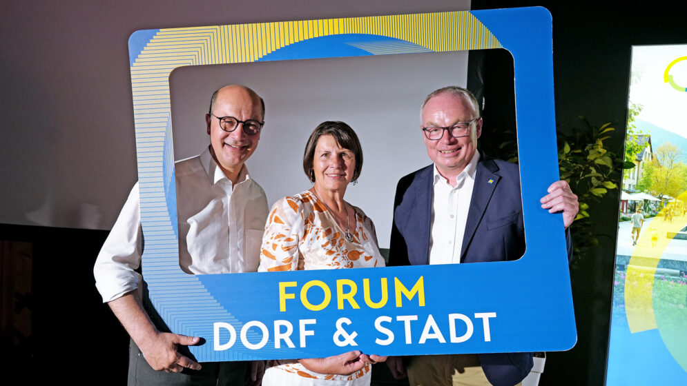 Gemeindebund-Präs. Johannes Pressl, Obfrau des Vereins Dorf- und Stadterneuerung Maria Forstner und LH-Stv. Stephan Pernkopf