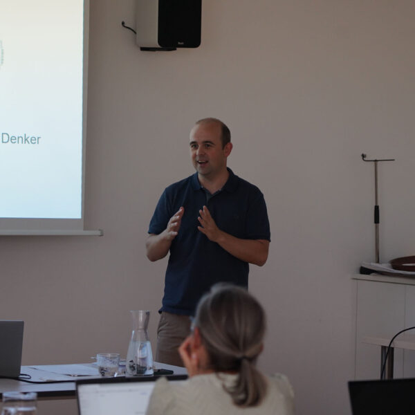 Die Frage „Wie kann Künstliche Intelligenz den Gemeindealltag sinnvoll unterstützen?“ stand im Mittelpunkt der ersten Digi-Schmiede in der Kleinregion Mostviertel Ursprung, die in Zusammenarbeit mit der NÖ Dorf- und Stadterneuerung am Gemeindeamt Haidershofen organisiert wurde.