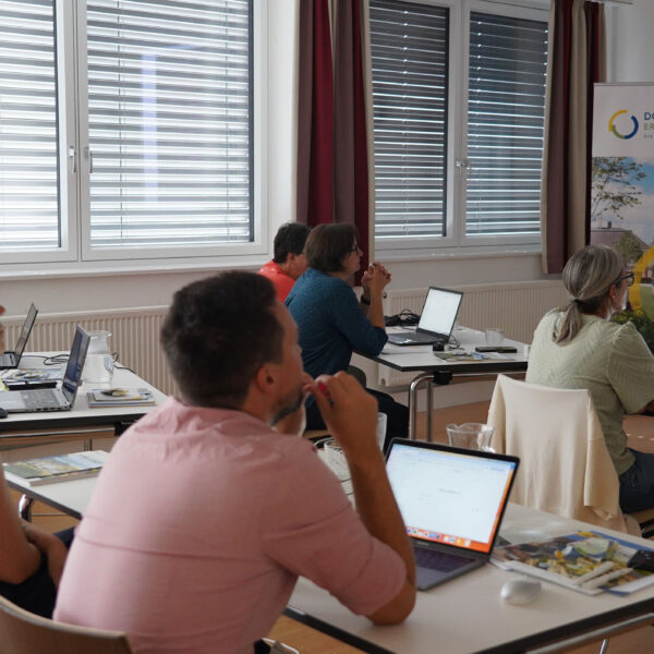Die Frage „Wie kann Künstliche Intelligenz den Gemeindealltag sinnvoll unterstützen?“ stand im Mittelpunkt der ersten Digi-Schmiede in der Kleinregion Mostviertel Ursprung, die in Zusammenarbeit mit der NÖ Dorf- und Stadterneuerung am Gemeindeamt Haidershofen organisiert wurde.