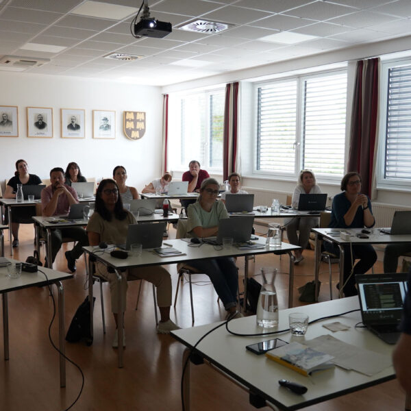 Die Frage „Wie kann Künstliche Intelligenz den Gemeindealltag sinnvoll unterstützen?“ stand im Mittelpunkt der ersten Digi-Schmiede in der Kleinregion Mostviertel Ursprung, die in Zusammenarbeit mit der NÖ Dorf- und Stadterneuerung am Gemeindeamt Haidershofen organisiert wurde.