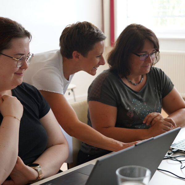 Die Frage „Wie kann Künstliche Intelligenz den Gemeindealltag sinnvoll unterstützen?“ stand im Mittelpunkt der ersten Digi-Schmiede in der Kleinregion Mostviertel Ursprung, die in Zusammenarbeit mit der NÖ Dorf- und Stadterneuerung am Gemeindeamt Haidershofen organisiert wurde.