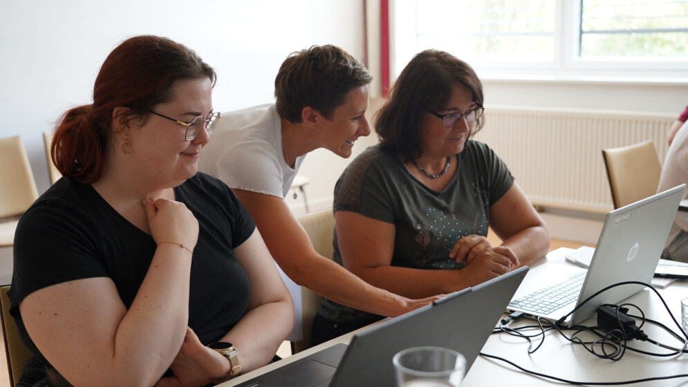 Die Frage „Wie kann Künstliche Intelligenz den Gemeindealltag sinnvoll unterstützen?“ stand im Mittelpunkt der ersten Digi-Schmiede in der Kleinregion Mostviertel Ursprung, die in Zusammenarbeit mit der NÖ Dorf- und Stadterneuerung am Gemeindeamt Haidershofen organisiert wurde.