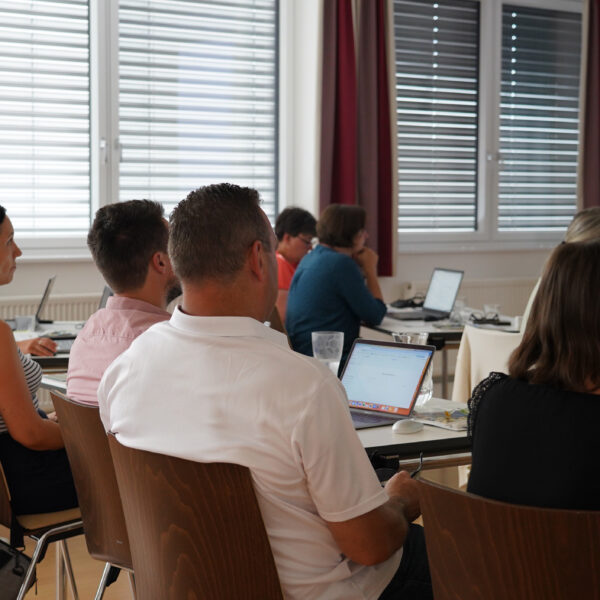 Die Frage „Wie kann Künstliche Intelligenz den Gemeindealltag sinnvoll unterstützen?“ stand im Mittelpunkt der ersten Digi-Schmiede in der Kleinregion Mostviertel Ursprung, die in Zusammenarbeit mit der NÖ Dorf- und Stadterneuerung am Gemeindeamt Haidershofen organisiert wurde.