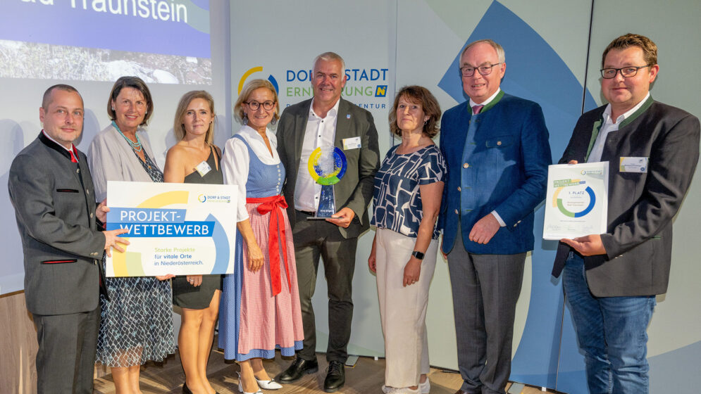 2025 erreichte die Gemeinde den Gesamtsieg beim Projektwettbewerb der Dorf- & Stadterneuerung. Nun hat die Waldviertler Gemeinde auch ihre Vorreiterrolle auf internationaler ebene unter Beweis gestellt. (v.l.) Geschäftsführer der Dorf- & Stadterneuerung Johannes Wischenbart, Obfrau Maria Forstner, Birgit Höchtl, LH Johanna Mikl-Leitner, Bgm. Roland Zimmer, Monika Mach, LH-Stv. Stephan Pernkopf und Vzbgm. Wolfgang Kornberger.