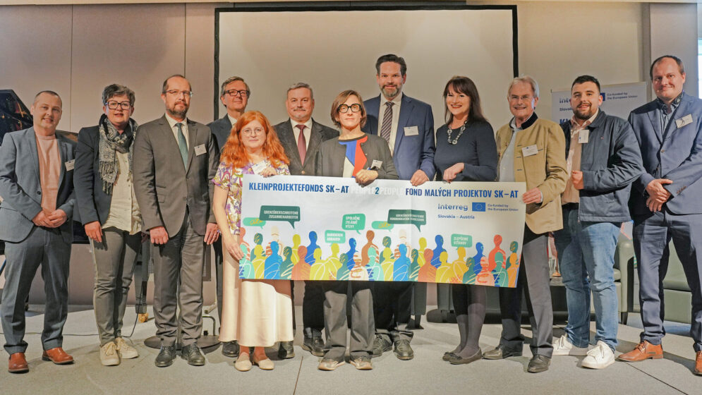 GF Johannes Wischenbart (NÖ.Regional), Prok. Christine Schneider (NÖ.Regional) Juraj Jesko (Gesandter der slowakischen Botschaft), Johannes Wimmer (Österr. Botschafter in der Slowakei), Sylvia Hysek (NÖ.Regional-Leitung Interreg), Jozsef Berenyi (Vizepräs. Trnava), Doleans Gaelle (Europ. Kommission), Lukas Mandl (MEP und Vorsitzender des regionalen Lenkungsausschusses), Petra Hitkova (Vizepräs. Landkreis Bratislava), Karl Wilfing (Präs. NÖ Landtag) Johannes Gumprecht (Bgm. Hainburg) Thomas Swiatlowski (Verwaltungsbehörde Interreg SK)