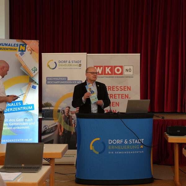 Aktuelle Fördermöglichkeiten und rechtskonforme Beschaffungsprozesse wurden in Pfaffstetten von Gemeindevertreterinnen und Gemeindevertretern mit den Expertinnen und Experten intensiv diskutiert.