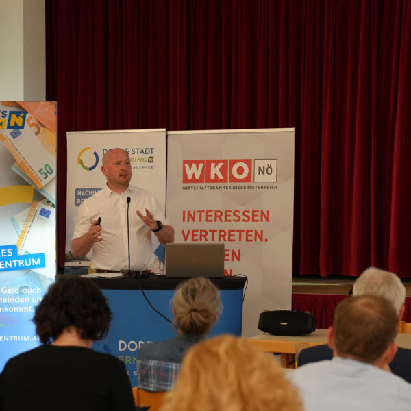 Aktuelle Fördermöglichkeiten und rechtskonforme Beschaffungsprozesse wurden in Pfaffstetten von Gemeindevertreterinnen und Gemeindevertretern mit den Expertinnen und Experten intensiv diskutiert.
