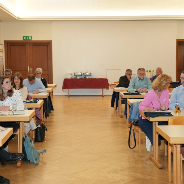 Aktuelle Fördermöglichkeiten und rechtskonforme Beschaffungsprozesse wurden in Pfaffstetten von Gemeindevertreterinnen und Gemeindevertretern mit den Expertinnen und Experten intensiv diskutiert.