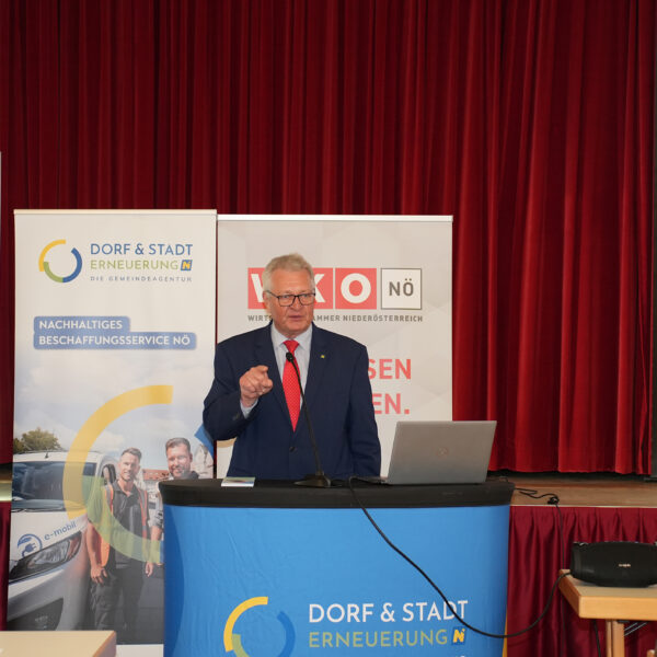 Aktuelle Fördermöglichkeiten und rechtskonforme Beschaffungsprozesse wurden in Pfaffstetten von Gemeindevertreterinnen und Gemeindevertretern mit den Expertinnen und Experten intensiv diskutiert.