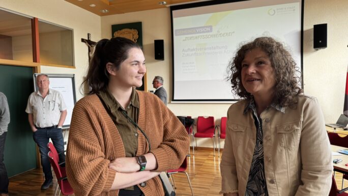 Bürgermeisterin Beate Jilch im Gespräch mit Julia Brandl, Regionalberaterin der Dorf- & Stadterneuerung