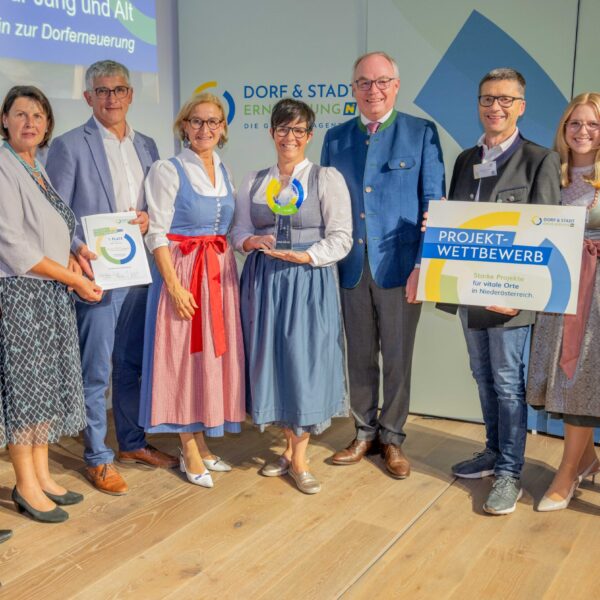 LH-Johanna Mikl-Leitner, LH-Stv. Stephan Pernkopf und Johannes Wischenbart, GF der Dorf- & Stadterneuerung, gratulierten den Vertretern der Siegergemeinden.