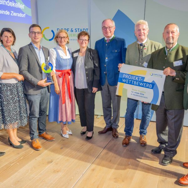 LH-Johanna Mikl-Leitner, LH-Stv. Stephan Pernkopf und Johannes Wischenbart, GF der Dorf- & Stadterneuerung, gratulierten den Vertretern der Siegergemeinden.