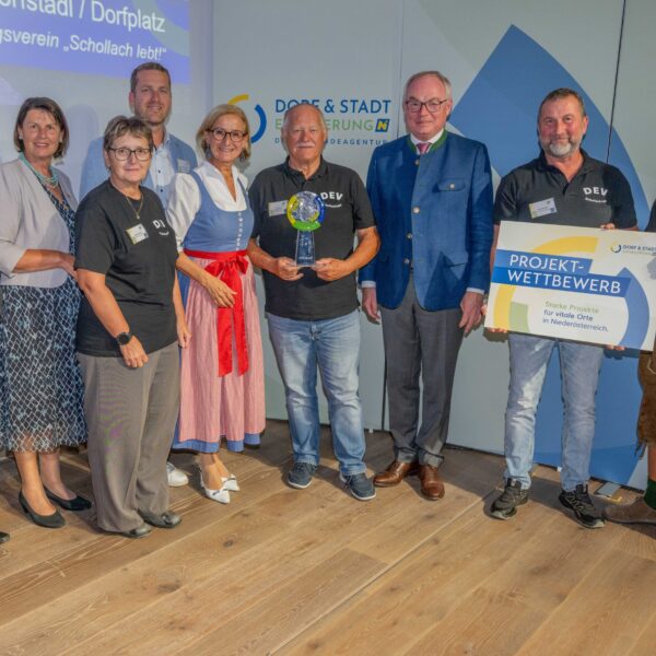 LH-Johanna Mikl-Leitner, LH-Stv. Stephan Pernkopf und Johannes Wischenbart, GF der Dorf- & Stadterneuerung, gratulierten den Vertretern der Siegergemeinden.