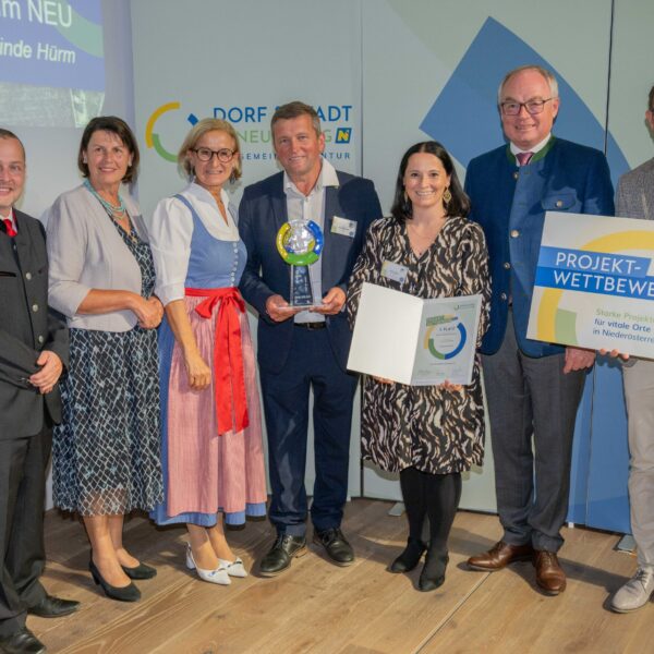 LH-Johanna Mikl-Leitner, LH-Stv. Stephan Pernkopf und Johannes Wischenbart, GF der Dorf- & Stadterneuerung, gratulierten den Vertretern der Siegergemeinden.