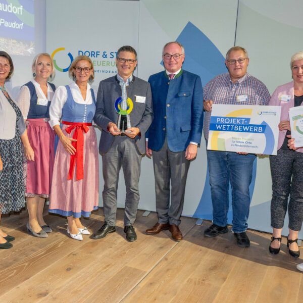 LH-Johanna Mikl-Leitner, LH-Stv. Stephan Pernkopf und Johannes Wischenbart, GF der Dorf- & Stadterneuerung, gratulierten den Vertretern der Siegergemeinden.