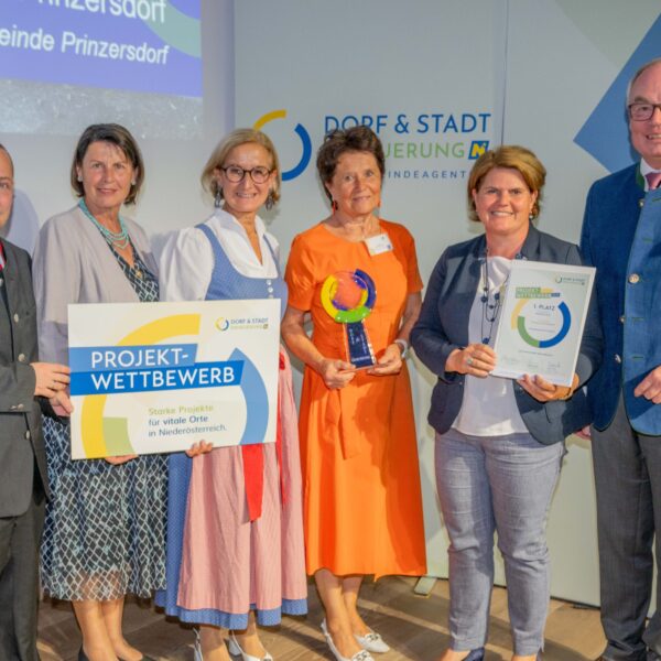 LH-Johanna Mikl-Leitner, LH-Stv. Stephan Pernkopf und Johannes Wischenbart, GF der Dorf- & Stadterneuerung, gratulierten den Vertretern der Siegergemeinden.