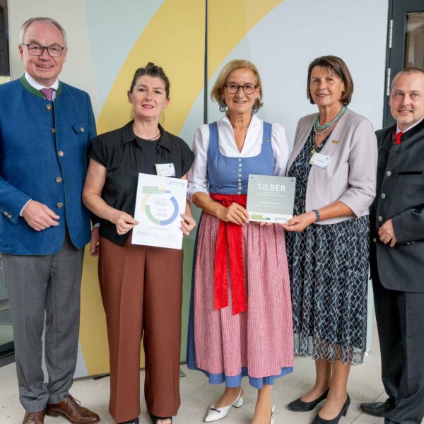 LH-Johanna Mikl-Leitner, LH-Stv. Stephan Pernkopf und Johannes Wischenbart, GF der Dorf- & Stadterneuerung, gratulierten den Vertretern der Siegergemeinden.