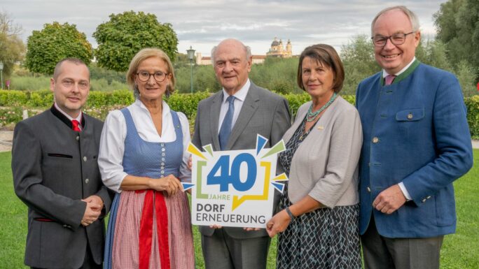 Rund 500 Gäste trafen sich im Schloss Luberegg zum 40-jährige Bestehen der Dorferneuerung.