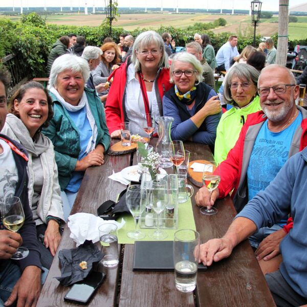 Der Weinbau hat in der Region lange Tradition, Kellergassenfeste werden zum gesellschaftlichen Treffpunkt.