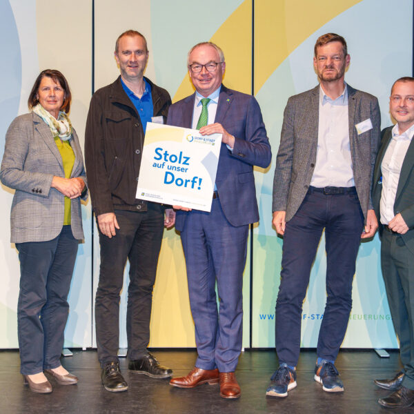 Die "Stolz auf unser Dorf"-Plaketten wurden von LH-Stv. Stephan Pernkopf und Obfrau des Vereins der NÖ Dorf- und stadterneuerung Maria Forstner übergeben.