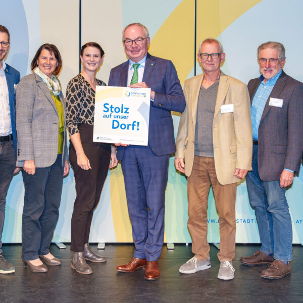 Die "Stolz auf unser Dorf"-Plaketten wurden von LH-Stv. Stephan Pernkopf und Obfrau des Vereins der NÖ Dorf- und stadterneuerung Maria Forstner übergeben.
