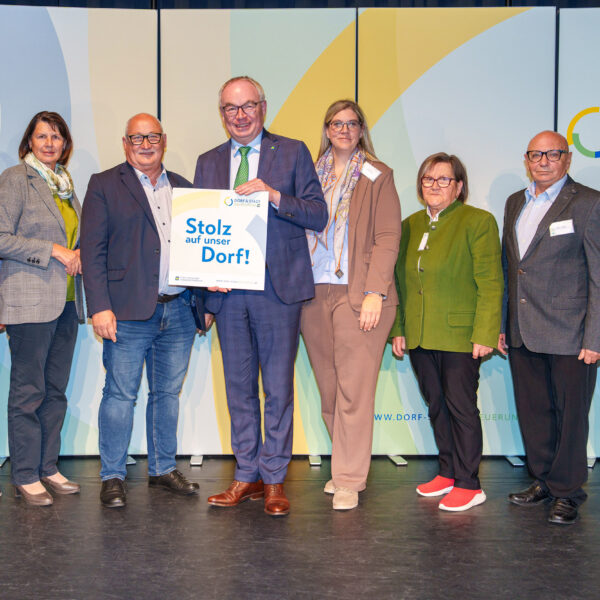 Die "Stolz auf unser Dorf"-Plaketten wurden von LH-Stv. Stephan Pernkopf und Obfrau des Vereins der NÖ Dorf- und stadterneuerung Maria Forstner übergeben.