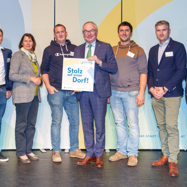Die "Stolz auf unser Dorf"-Plaketten wurden von LH-Stv. Stephan Pernkopf und Obfrau des Vereins der NÖ Dorf- und stadterneuerung Maria Forstner übergeben.