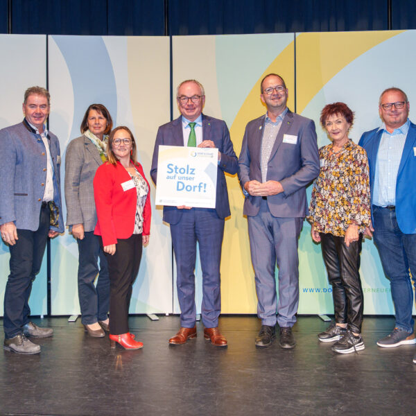 Die "Stolz auf unser Dorf"-Plaketten wurden von LH-Stv. Stephan Pernkopf und Obfrau des Vereins der NÖ Dorf- und stadterneuerung Maria Forstner übergeben.