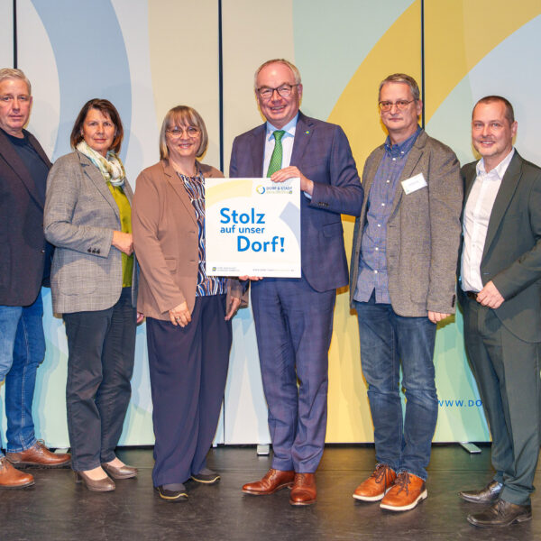 Die "Stolz auf unser Dorf"-Plaketten wurden von LH-Stv. Stephan Pernkopf und Obfrau des Vereins der NÖ Dorf- und stadterneuerung Maria Forstner übergeben.