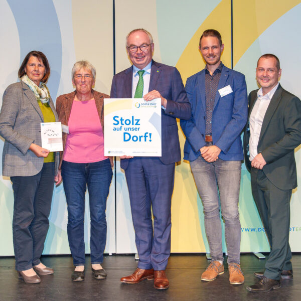 Die "Stolz auf unser Dorf"-Plaketten wurden von LH-Stv. Stephan Pernkopf und Obfrau des Vereins der NÖ Dorf- und stadterneuerung Maria Forstner übergeben.