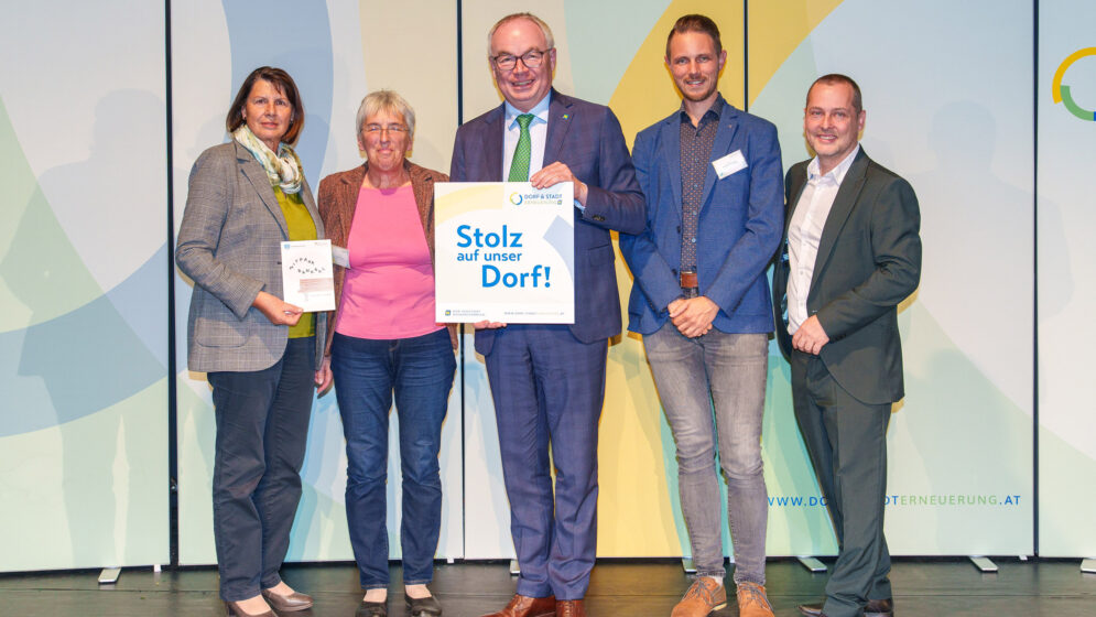 Die "Stolz auf unser Dorf"-Plaketten wurden von LH-Stv. Stephan Pernkopf und Obfrau des Vereins der NÖ Dorf- und stadterneuerung Maria Forstner übergeben.