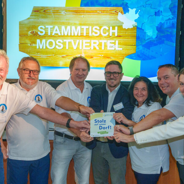 Die "Stolz auf unser Dorf"-Plaketten wurden von LH-Stv. Stephan Pernkopf und Obfrau des Vereins der NÖ Dorf- und stadterneuerung Maria Forstner übergeben.